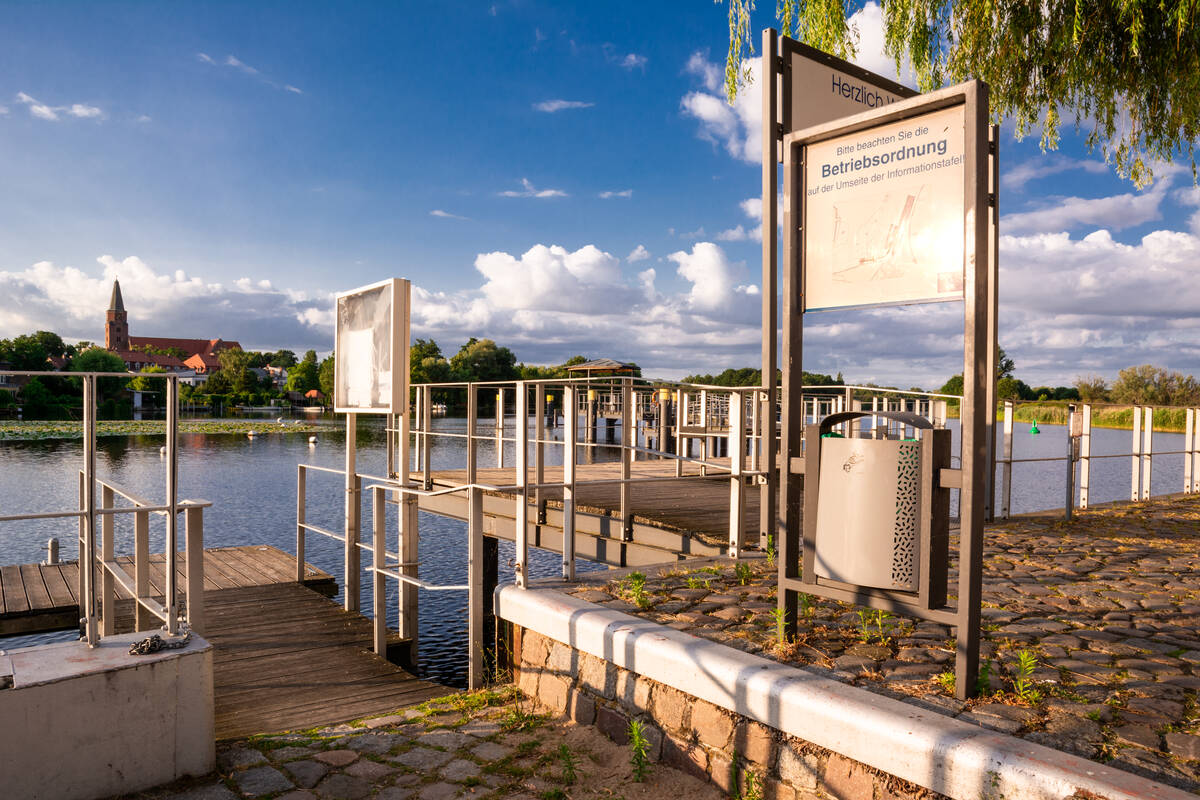 Anlegestelle am Neustädtischen Wassertor mit Dom im Hintergrund in Brandenburg an der Havel