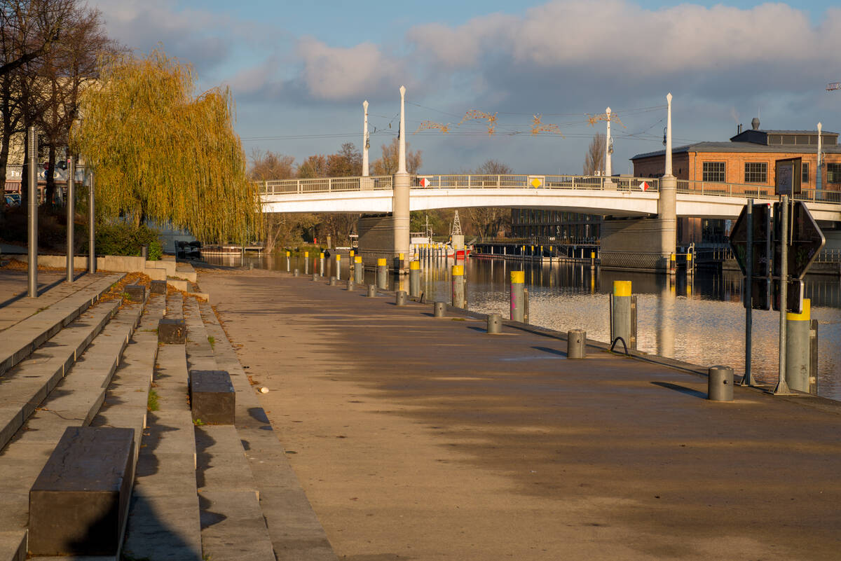 Jahrtausendbrücke in der Nachmittagssonne im späten November