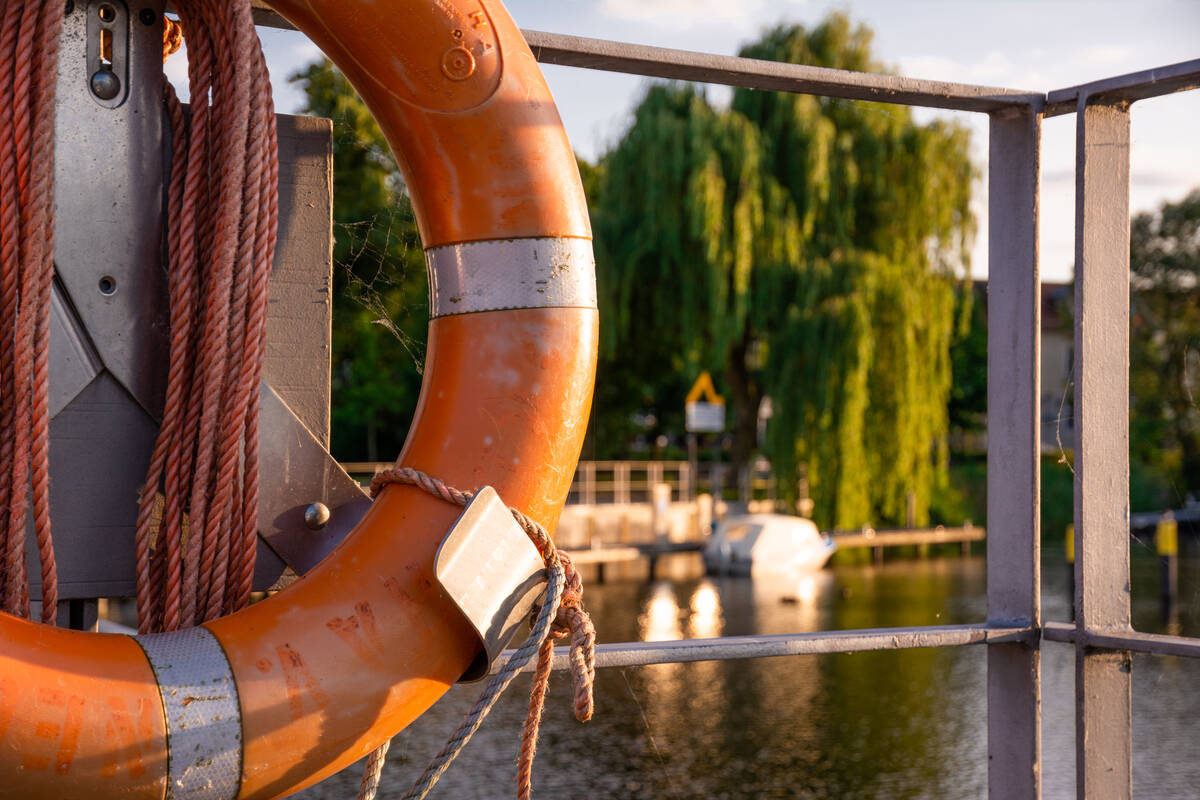 Rettungsring an einer Steganlage an einem Sommerabend