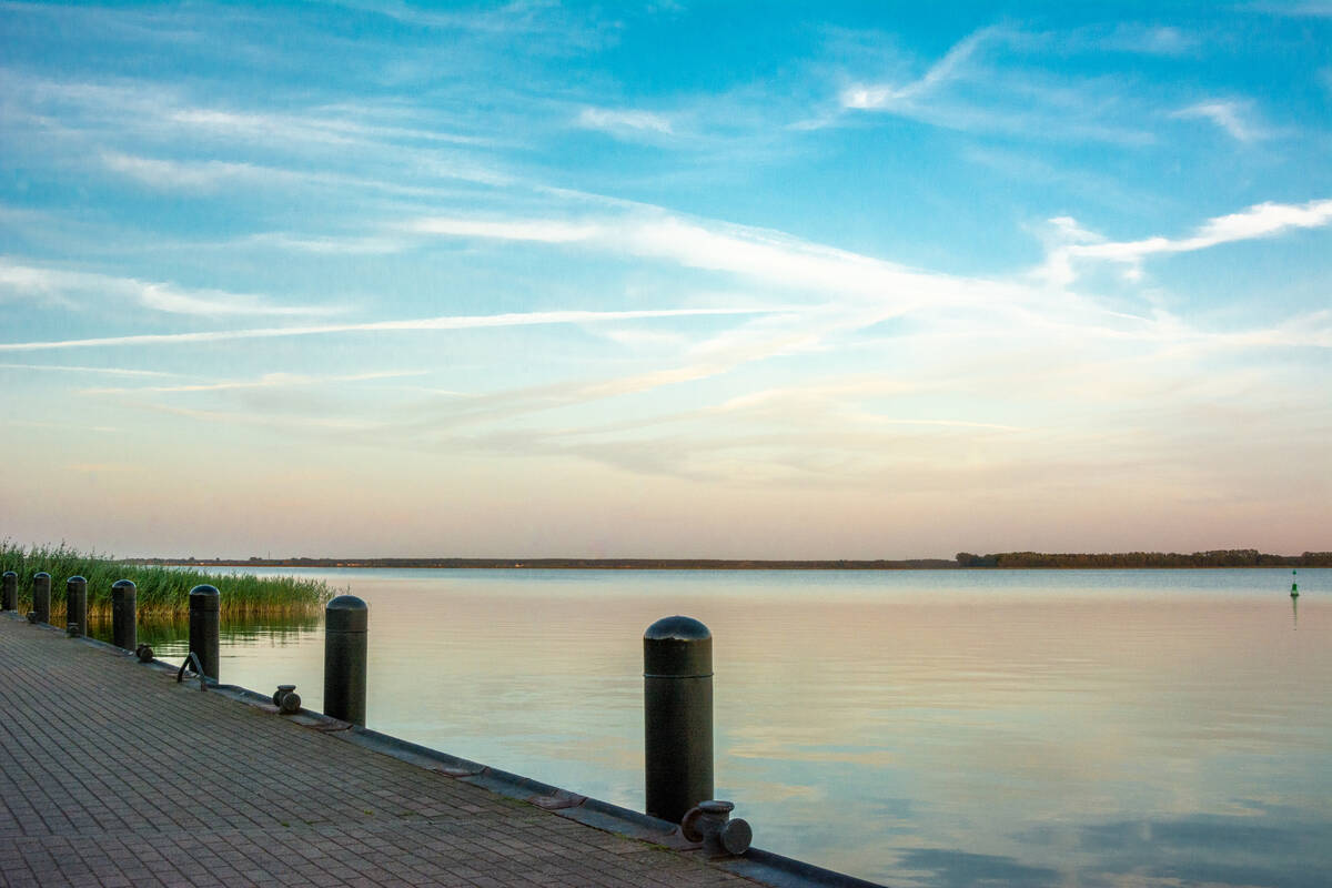 Uferpromenade am Hafen in Born am abendlich ruhigen Bodden